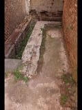 04039 ostia - regio i - insula vi - caseggiato del balcone a mensole (i,vi,2) - via della fortuna - raum li der treppe - latrine - 09-2023.jpg